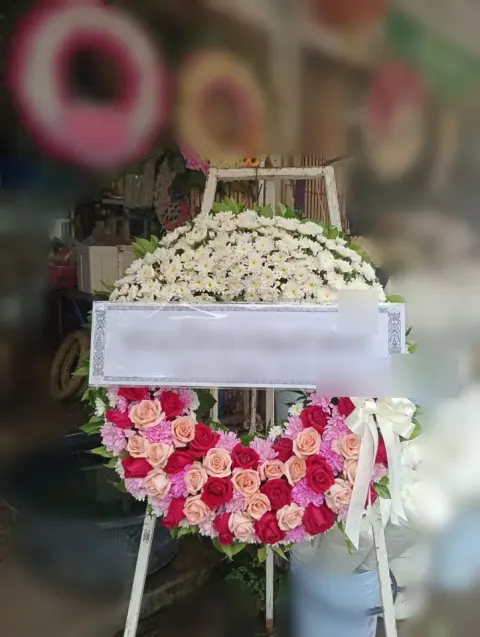 พวงหรีดกุหลาบ โทนขาวแดงม่วง