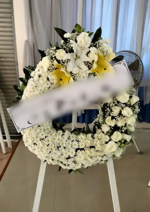 พวงหรีดลิลลี่ โทนขาวเขียว