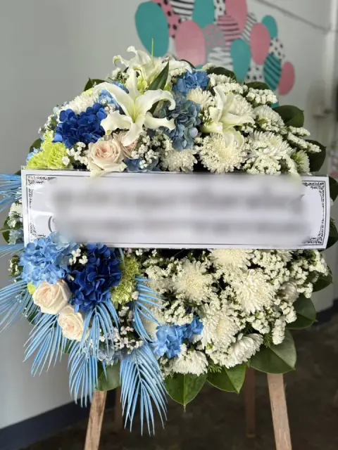 พวงหรีดลิลลี่ โทนฟ้าขาว