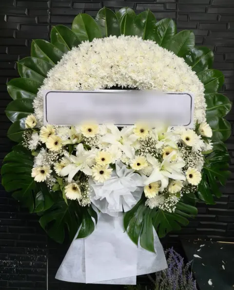 พวงหรีดลิลลี่ โทนขาวครีม