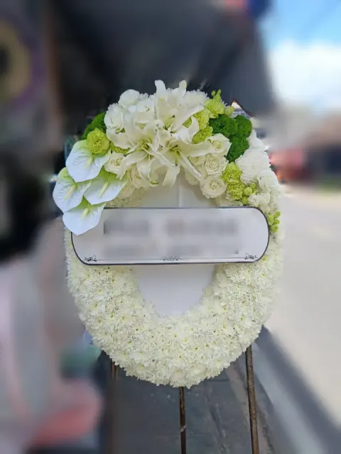 พวงหรีดลิลลี่ โทนครีมขาว