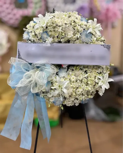 พวงหรีดลิลลี่ โทนขาวฟ้า