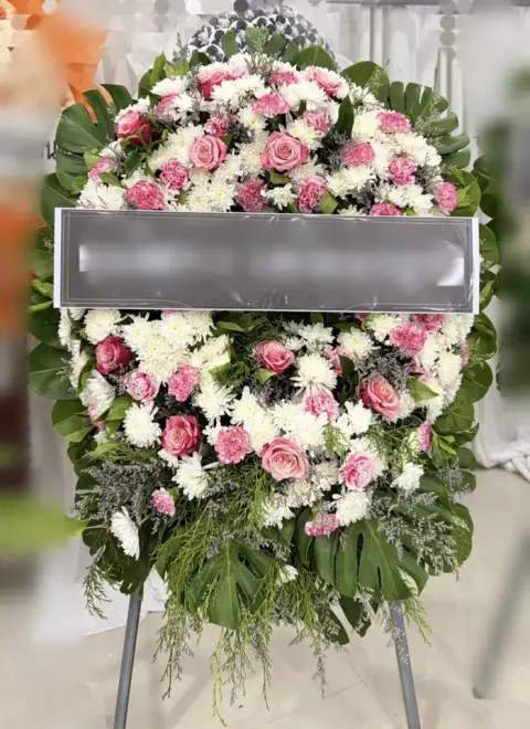 พวงหรีดกุหลาบ โทนชมพูเขียวขาว