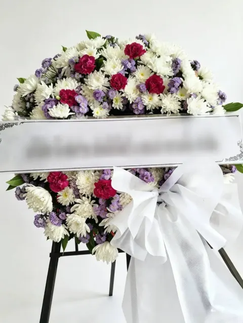 พวงหรีดคาร์เนชั่น โทนขาวแดงชมพู