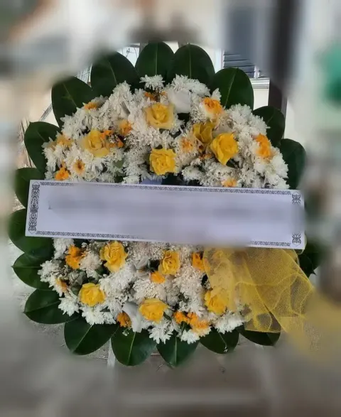 พวงหรีดกุหลาบ โทนเหลืองขาว
