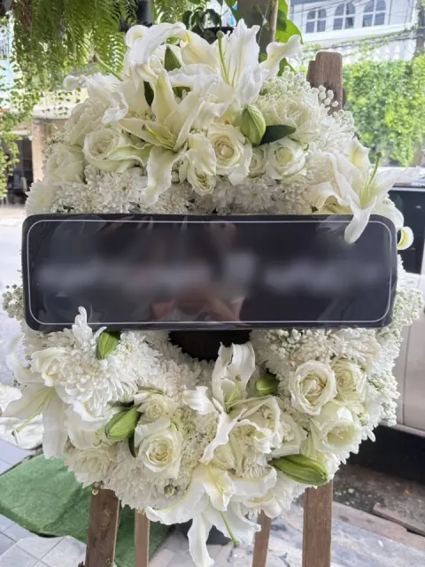 พวงหรีดลิลลี่ โทนขาวเขียว