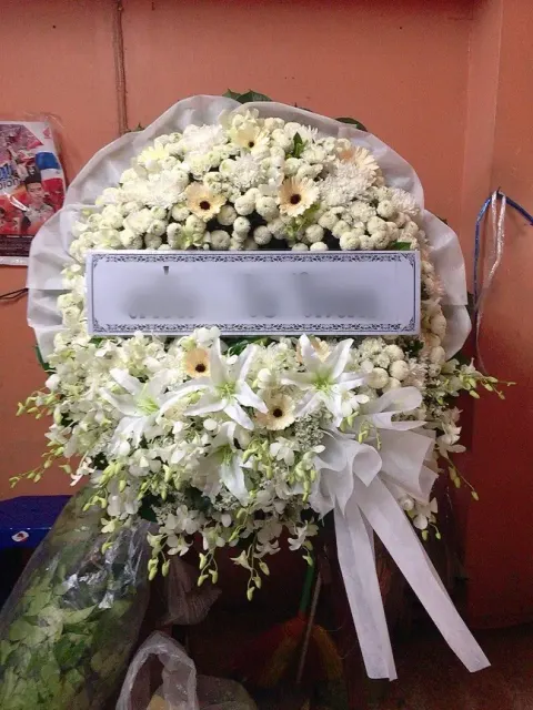 พวงหรีดกล้วยไม้ โทนขาวครีมเหลือง