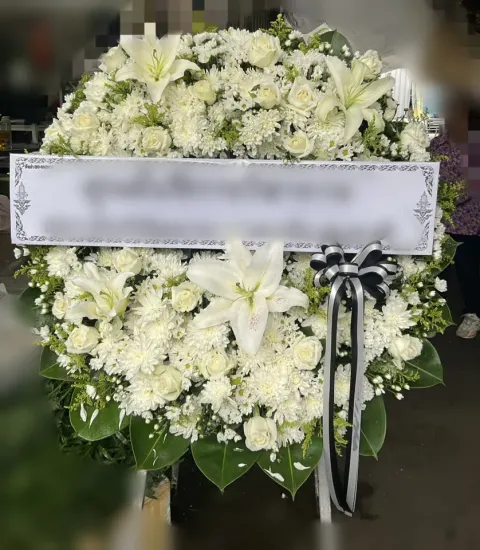 พวงหรีดลิลลี่ โทนครีมเขียว