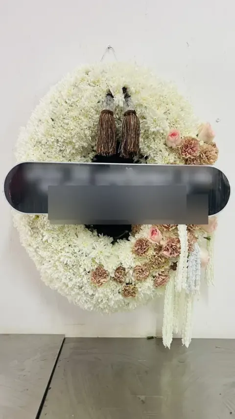 พวงหรีดกุหลาบ โทนขาวน้ำตาล