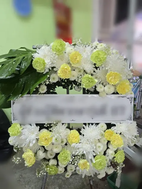 พวงหรีดคาร์เนชั่น โทนขาวเขียวเหลือง