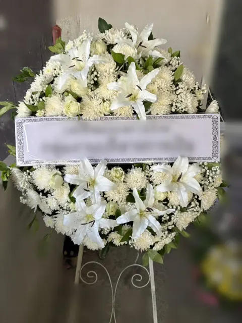 พวงหรีดลิลลี่ โทนขาวเขียวครีม