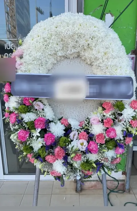 พวงหรีดคาร์เนชั่น โทนขาวชมพูเขียว