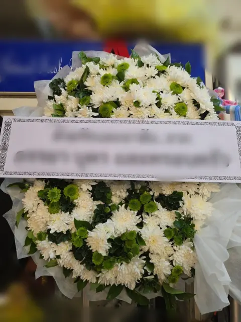 พวงหรีดดอกไม้สด โทนเขียวขาว
