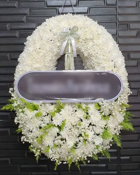 พวงหรีดดอกไม้สด โทนเขียวขาว