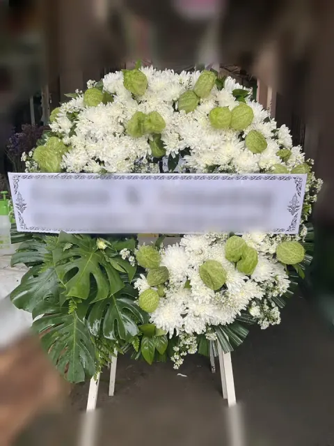 พวงหรีดดอกไม้สด โทนขาวเขียว