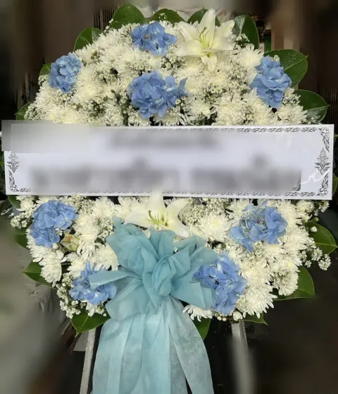 พวงหรีดลิลลี่ โทนขาวฟ้า