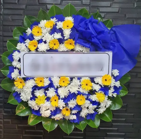 พวงหรีดเยอบีร่า โทนฟ้าขาวเหลือง