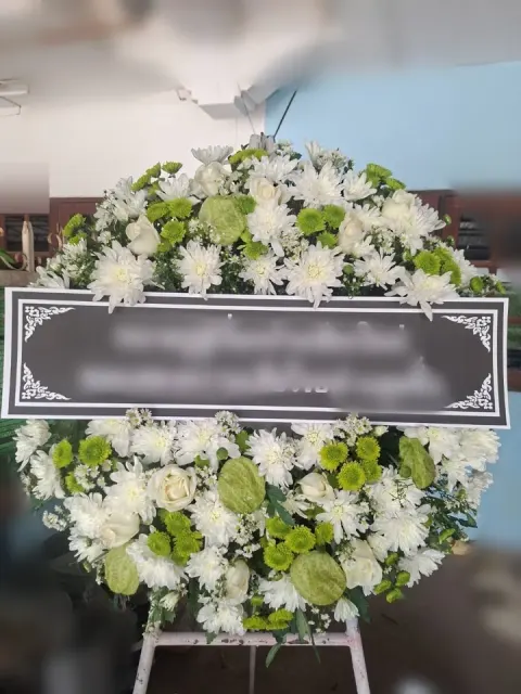 พวงหรีดกุหลาบ โทนขาวเขียว