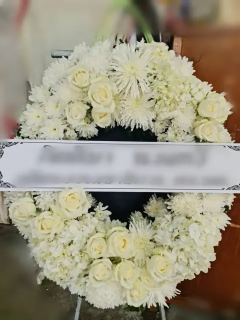 พวงหรีดกุหลาบ โทนขาวครีม