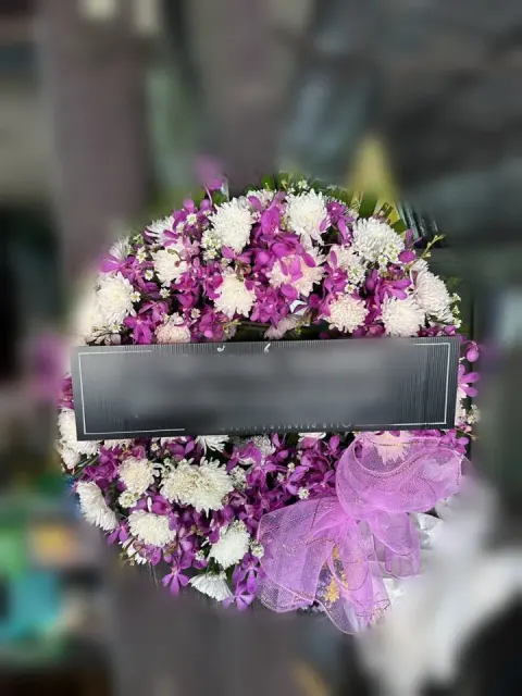 พวงหรีดกล้วยไม้ โทนม่วงขาว
