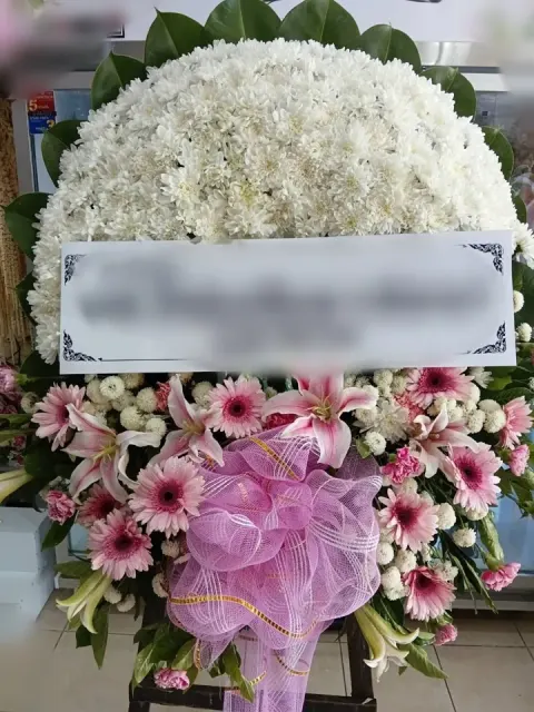 พวงหรีดลิลลี่ โทนขาวชมพู