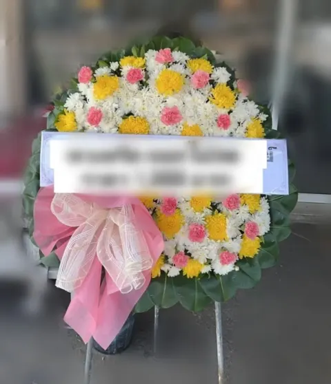 พวงหรีดคาร์เนชั่น โทนขาวชมพูเหลือง