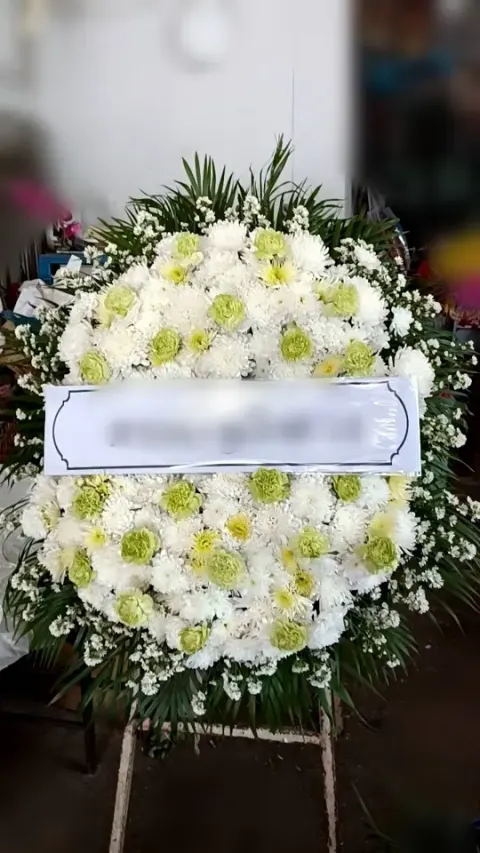 พวงหรีดดอกไม้สด โทนขาวเขียว