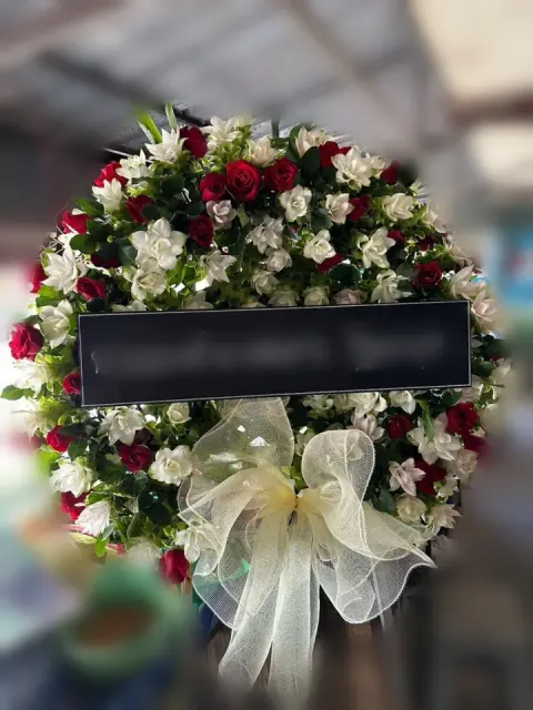 พวงหรีดกุหลาบ โทนเขียวขาวแดง