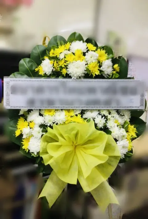 พวงหรีดดอกไม้สด โทนเหลืองเขียว