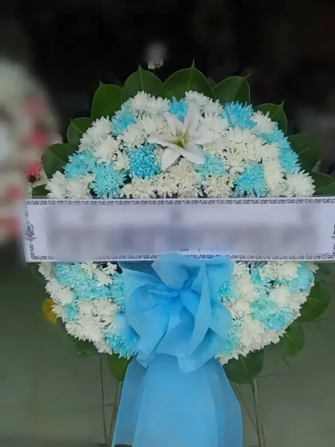 พวงหรีดลิลลี่ โทนขาวฟ้า