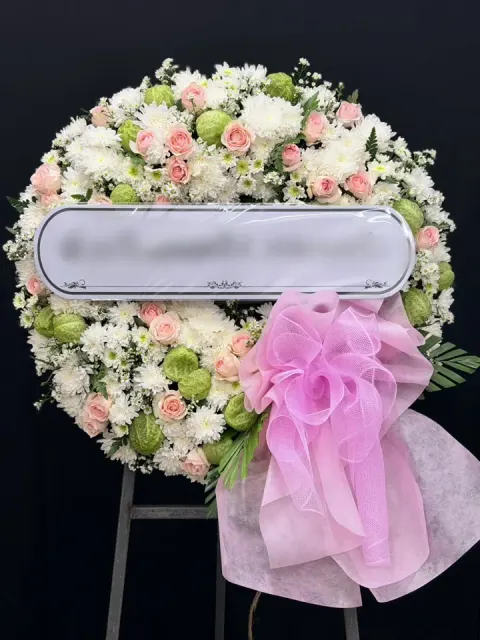 พวงหรีดกุหลาบ โทนชมพูขาวเขียว