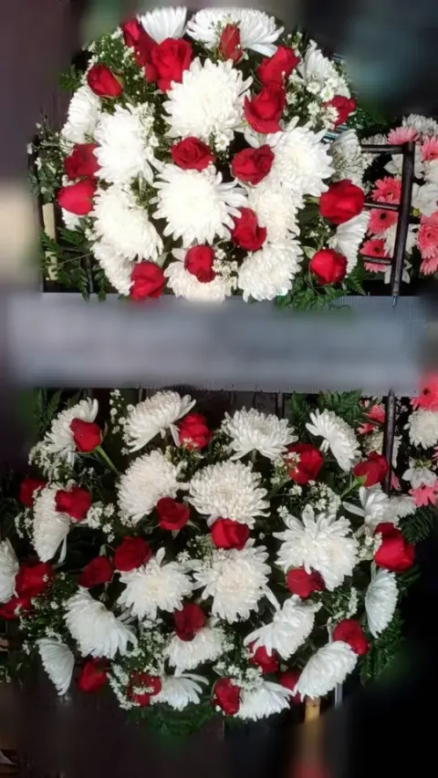 พวงหรีดกุหลาบ โทนขาวแดง