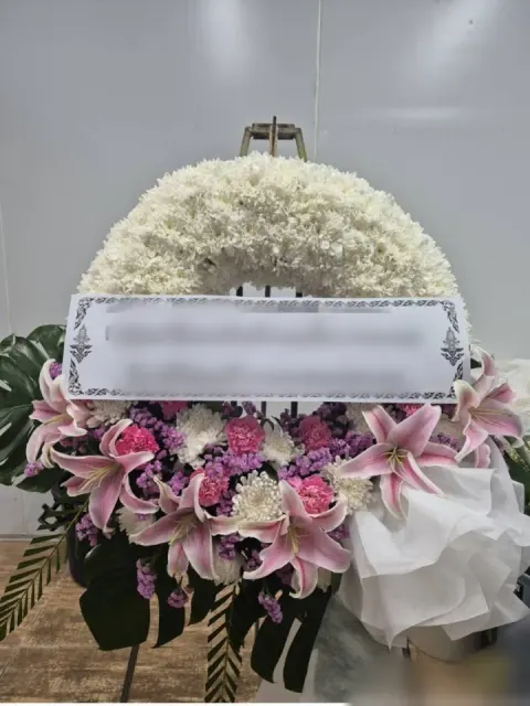 พวงหรีดลิลลี่ โทนขาวชมพู