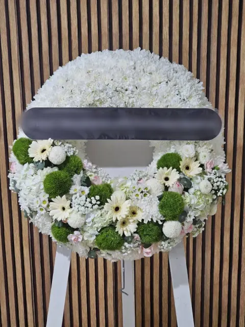 พวงหรีดกุหลาบ โทนเขียวขาว