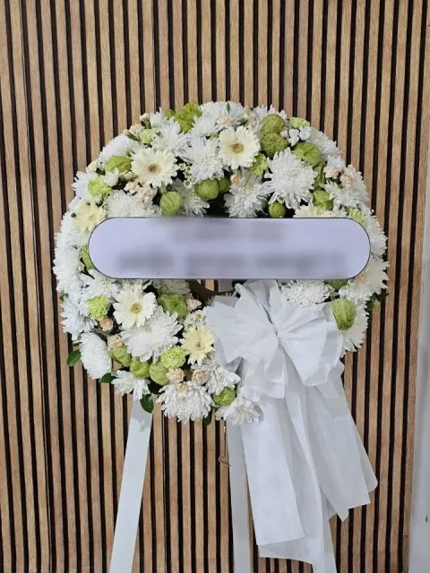 พวงหรีดเยอบีร่า โทนขาวเขียว