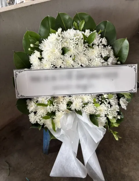 พวงหรีดดอกไม้สด โทนขาวเขียว