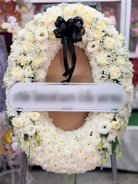 พวงหรีดกุหลาบ โทนขาวล้วน