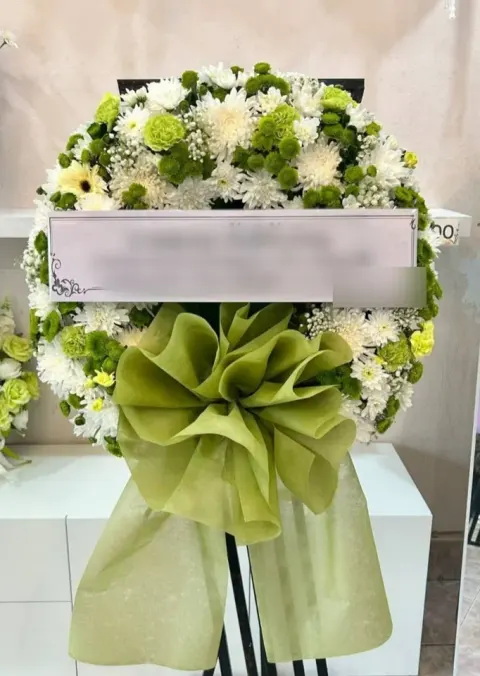 พวงหรีดเยอบีร่า โทนเขียวขาว