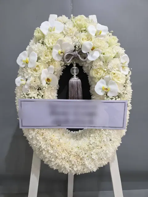 พวงหรีดกล้วยไม้ โทนครีมขาว