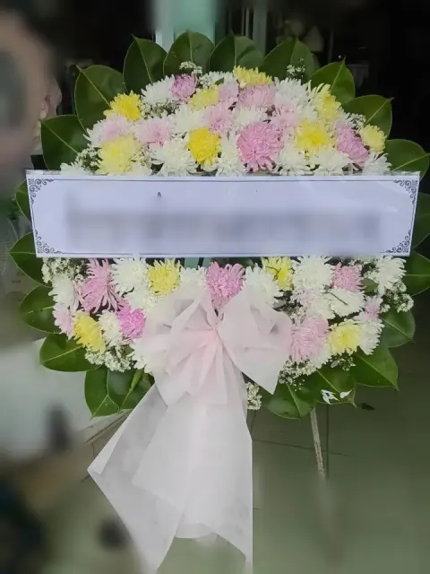พวงหรีดดอกไม้สด โทนเหลืองขาวชมพู