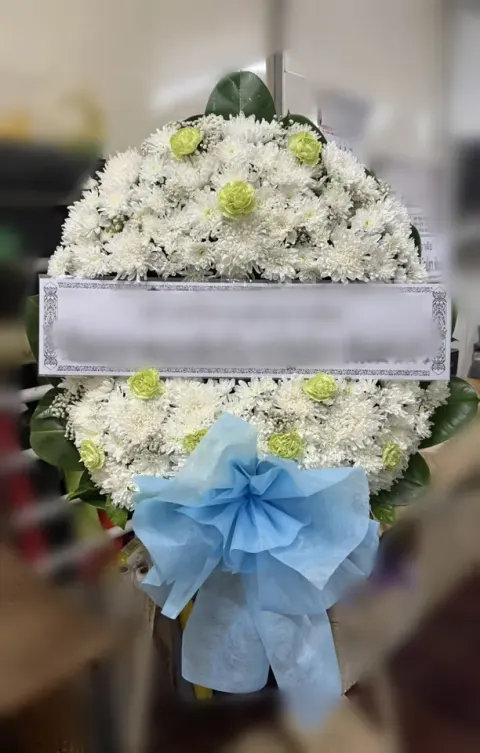 พวงหรีดดอกไม้สด โทนขาวเขียวฟ้า