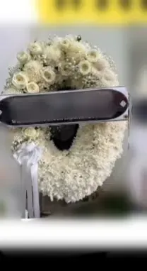 พวงหรีดกุหลาบ โทนขาวครีม