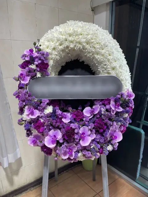 พวงหรีดกล้วยไม้ โทนขาวม่วง