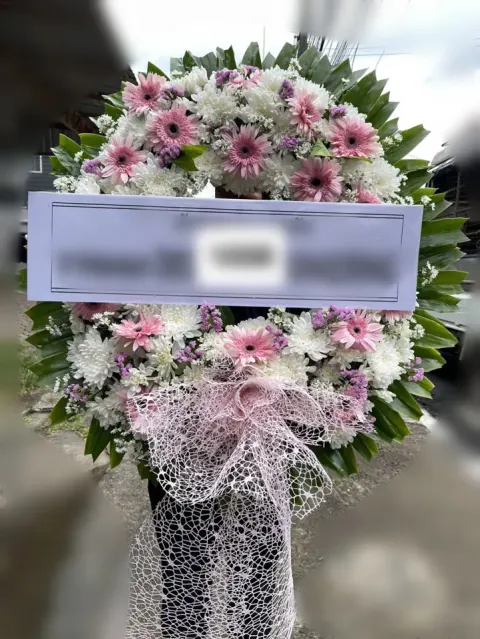พวงหรีดเยอบีร่า โทนขาวชมพูม่วง