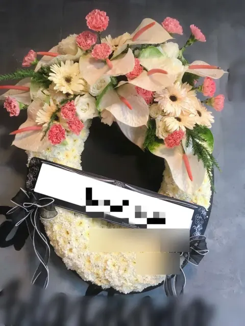 พวงหรีดกุหลาบ โทนขาวชมพูเขียว