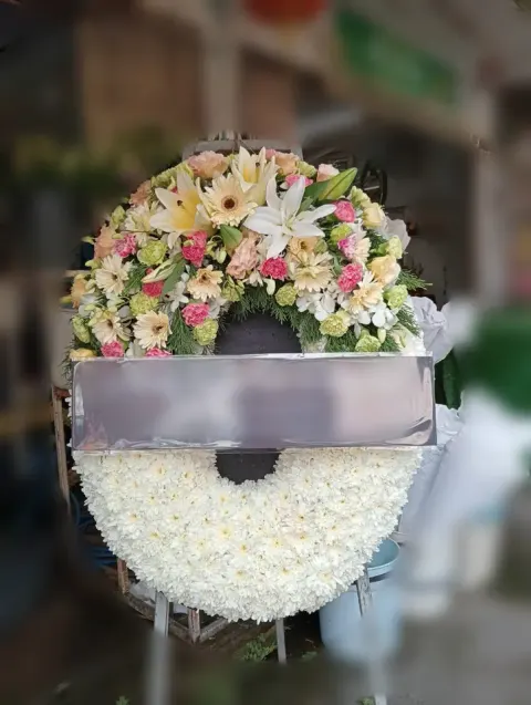 พวงหรีดลิลลี่ โทนขาวชมพูครีม