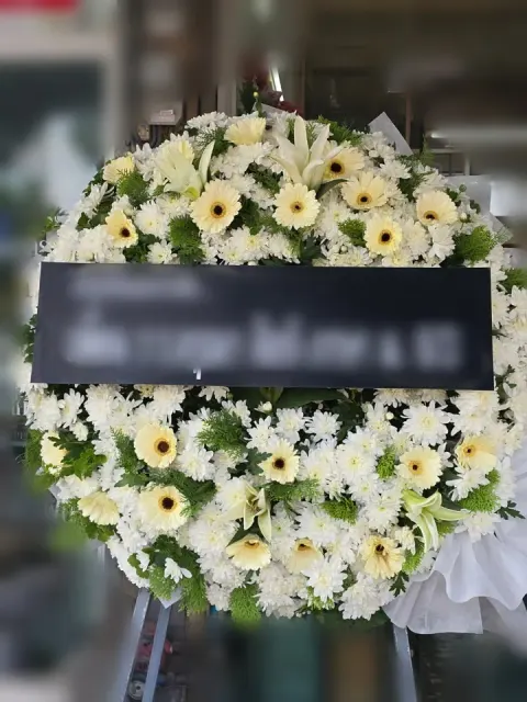พวงหรีดลิลลี่ โทนครีมเขียวขาว