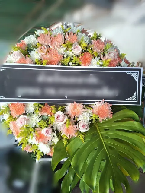พวงหรีดกุหลาบ โทนขาวเขียวครีม