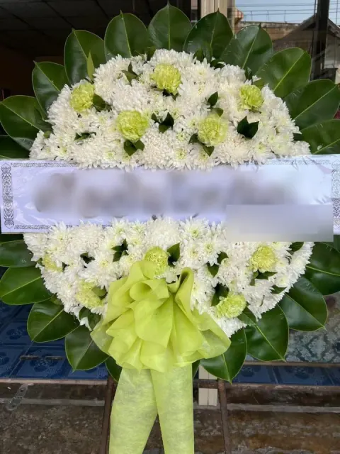 พวงหรีดดอกไม้สด โทนขาวเขียว