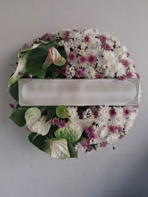 พวงหรีดหน้าวัว โทนขาวชมพูเขียว